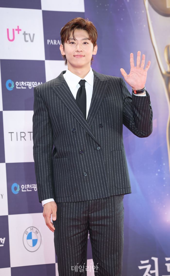2024《青龍系列大獎》紅毯男神降臨！李正河、任時完可愛爆擊，柳俊烈也來了？！-3