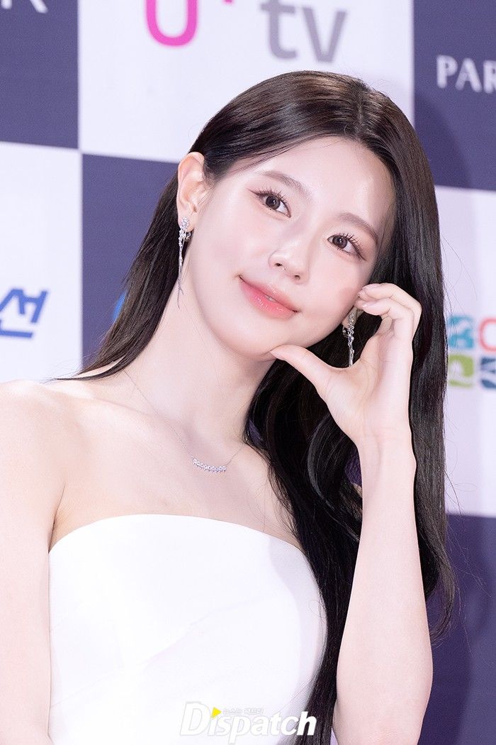 2024青龍系列大獎紅毯女神出爐！韓媒狂讚最美主持人潤娥、朴寶英極致美貌，薇娟花苞短裙現身、大秀美腿！-18