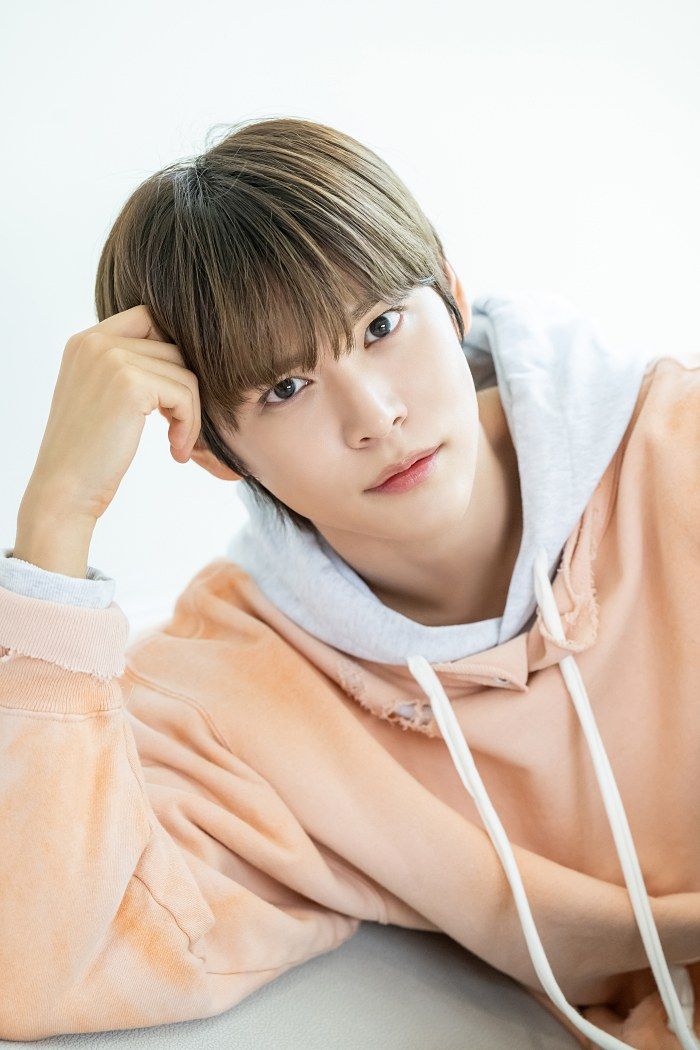 網熱議6位「醬油系」KPOP男偶像代表！防彈V、Stray Kids鉉辰入列，成訓高冷貴族氣質滿分！-9