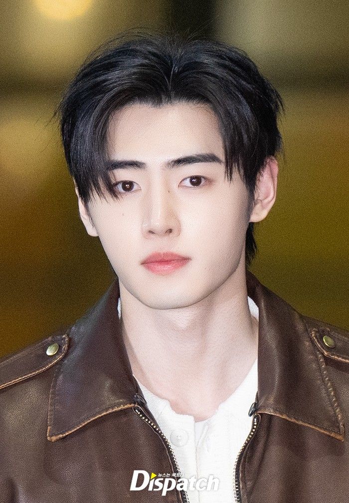 韓網公認6位皮膚超白的KPOP男偶像！WOOZI、在玹白到發光，成訓「冰上王子」人如其名！-12