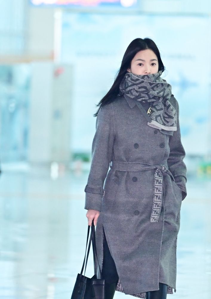女神出發了！宋慧喬現身機場前往巴黎FENDI大秀！手拎「變形包」價格很可以！-8