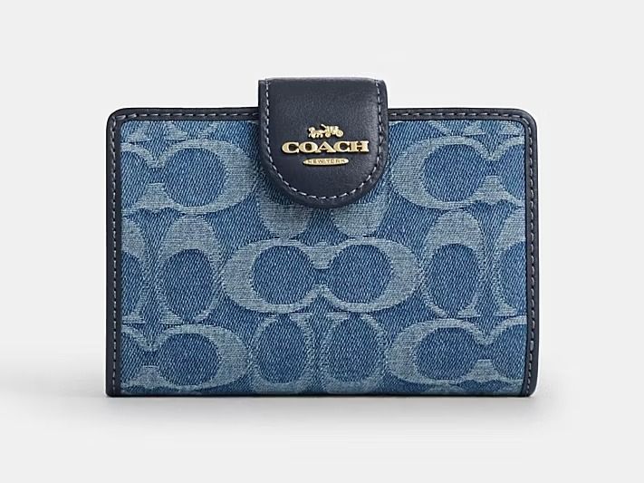 牛仔錢包被問爆！Coach六款「千元短夾」推薦！拉鍊雙摺短夾真的賣超好！-4