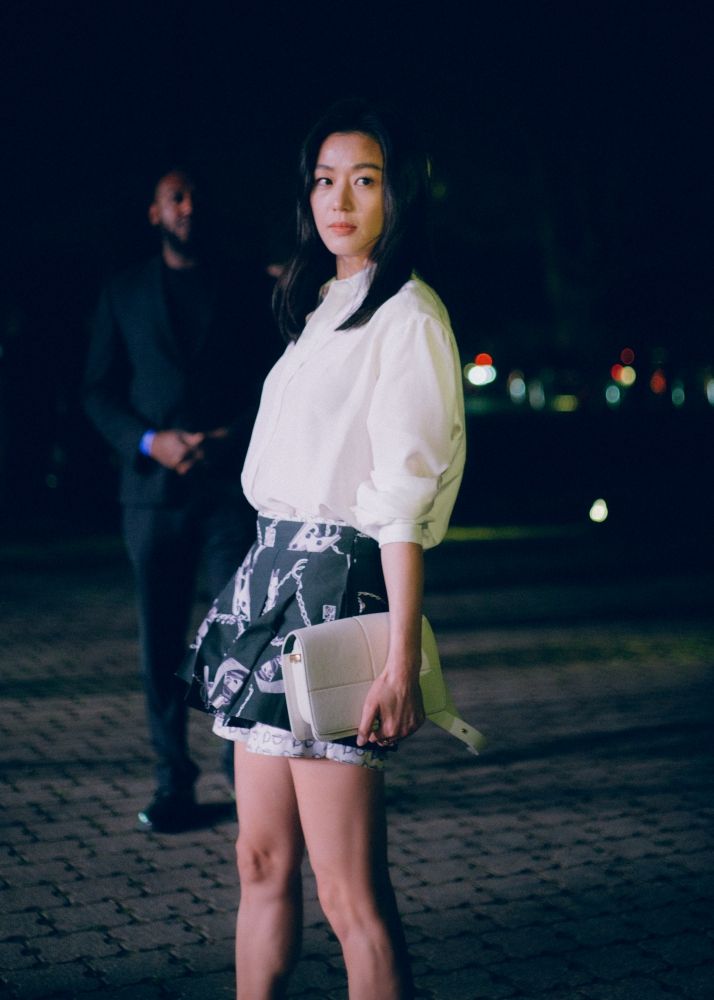 Burberry 2024冬季大秀前排亮點！「不老女神」全智賢驚人美貌、泰星Bright自拍太可愛！-9