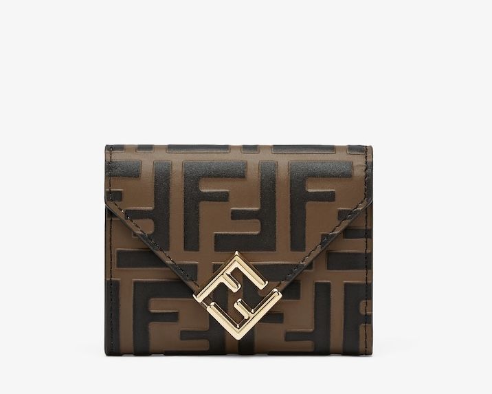 2025年度代表色摩卡慕斯棕皮夾5選！FENDI、YSL一萬多收，這品牌短夾賣到缺貨！-1
