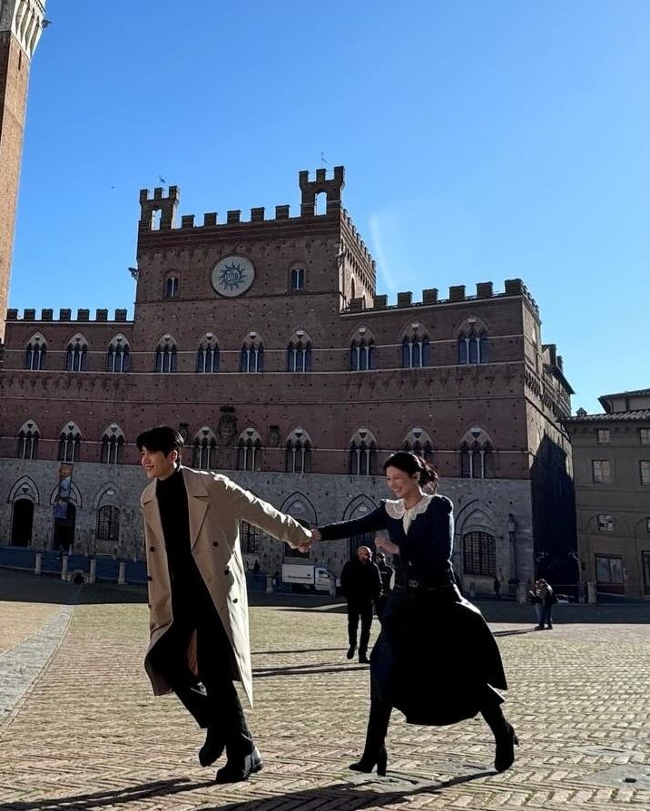 又被抓到有同款！《愛情怎麼翻譯？》金宣虎＆高允貞疑戴香奈兒情侶戒指，吊飾、包包、帽子多達7樣同款單品被挖出！-16