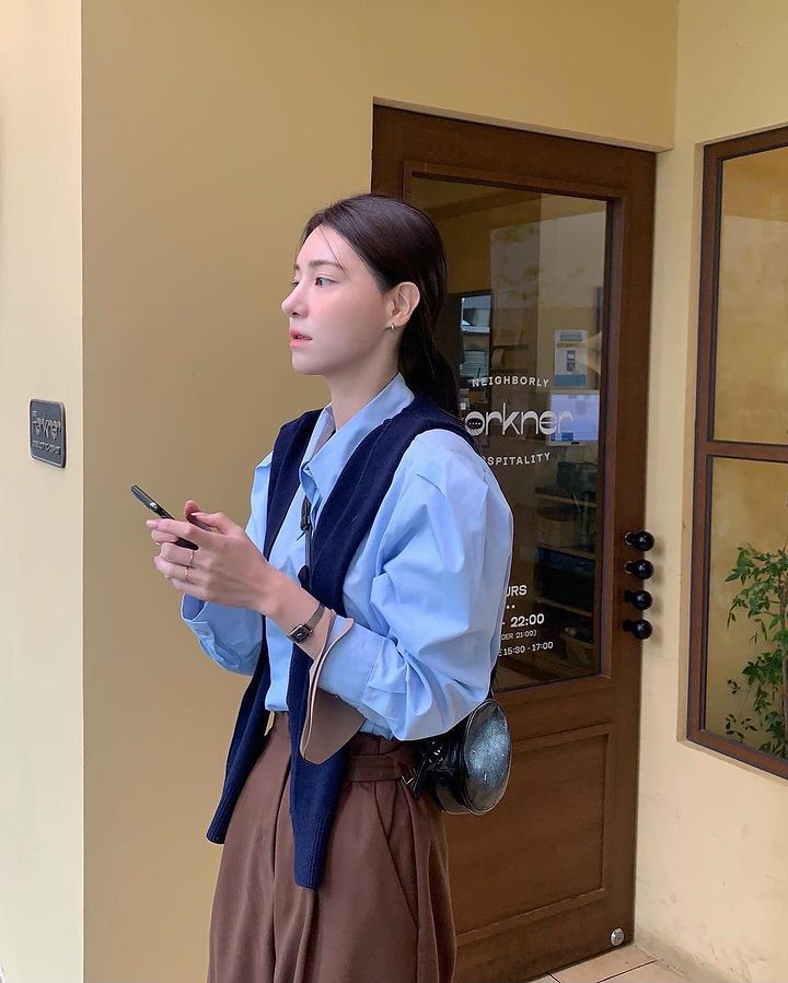 6招不踩雷「襯衫穿搭」顯瘦公式！張員瑛「這樣」穿出不科學比例，學生黨上班族快學起來！-5