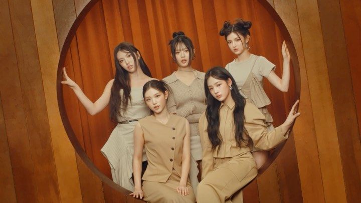 NewJeans太寵粉！大手筆「逆應援」直接送粉絲GUCCI禮包、名牌墨鏡！-11