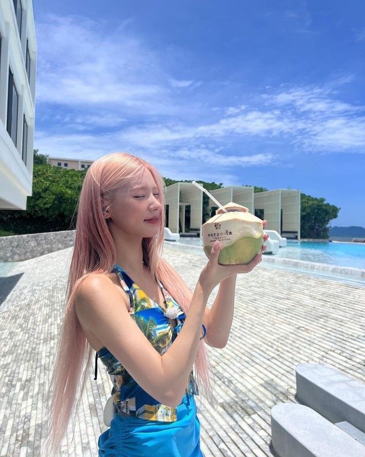 韓星去海島度假都怎麼拍？偷師aespa Karina、金惠奫5招海邊拍照姿勢，隨便拍都超有氛圍感！-10