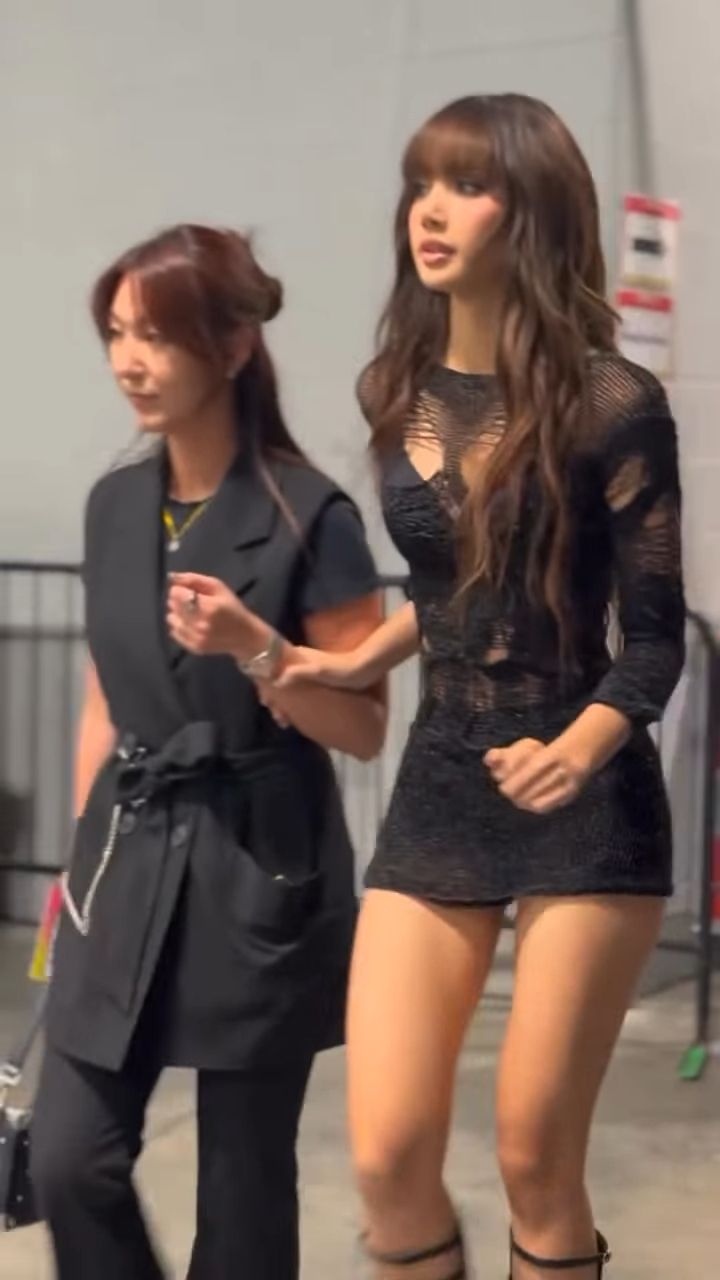 芭比Lisa確定來台開唱！VMAs音樂錄影帶大獎造型回顧、Mugler水蛇腰戰袍太逆天！-8
