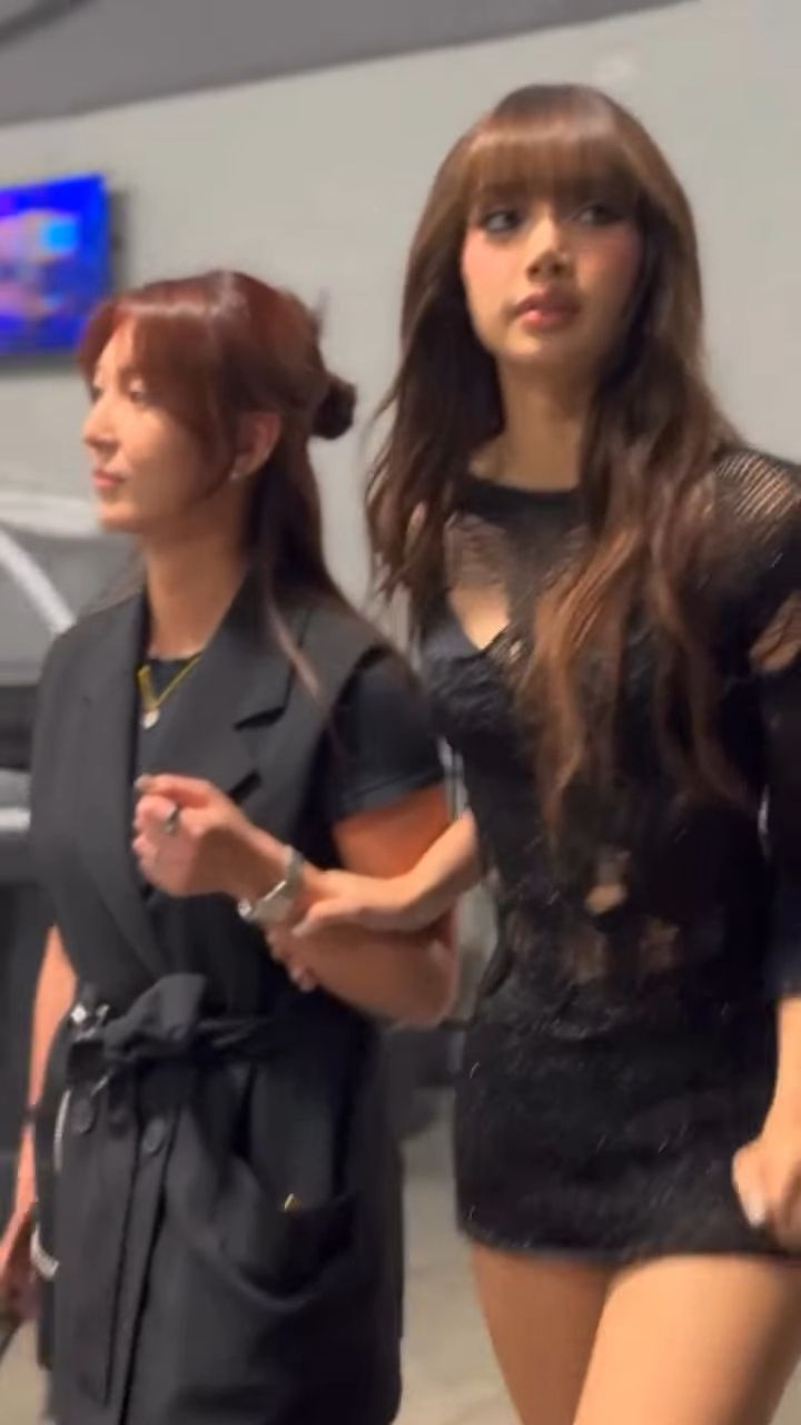 芭比Lisa確定來台開唱！VMAs音樂錄影帶大獎造型回顧、Mugler水蛇腰戰袍太逆天！-9