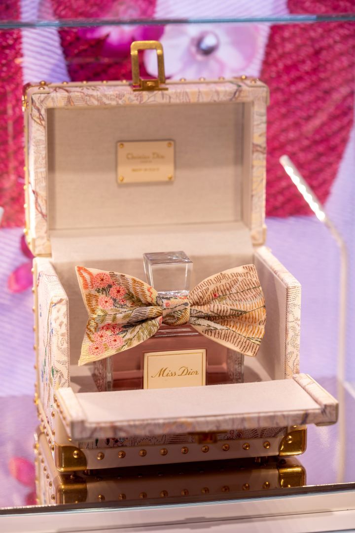 「MISS DIOR訂製愛戀快閃店」浪漫登場！迪奧香膏限量高訂外殼、客製化手工蝴蝶結香水瓶身...化身最奢寵情人節禮物！-5