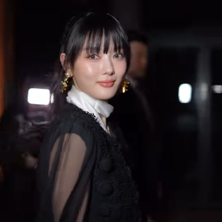 《與惡魔有約》都到曦回來了！母胎美人「金裕貞」財閥千金風降臨Balmain秋冬巴黎大秀！-2