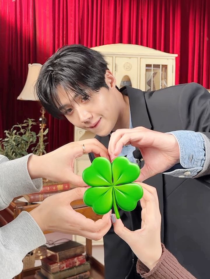 2026最新拍照姿勢來了！《愛情怎麼翻譯？》金宣虎&高允貞甜蜜示範！4招「幸運草手勢」狂灑好運-2