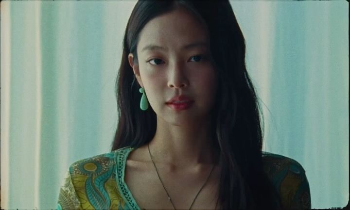 Jennie新歌〈Less Than a Lover〉穿什麼？5套「夏日仙女造型」全解析！每套都是約會度假模範穿搭！-4