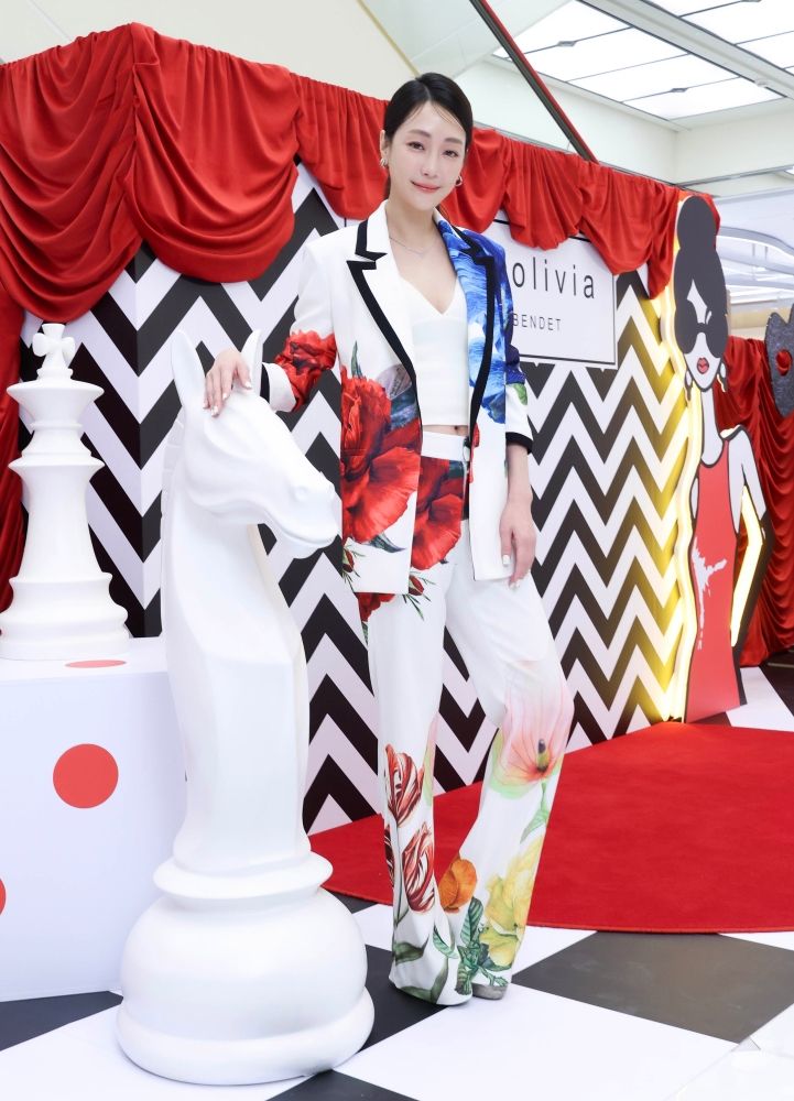 alice + olivia 新旗艦店在這！謝欣穎、Melody搶先帶你逛，拍照打卡就送小禮物！-5