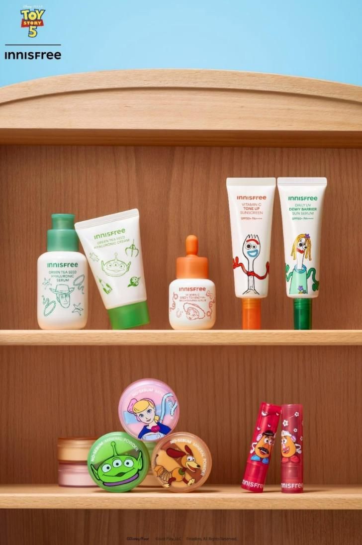 2026最萌美妝聯名！INNISFREE攜手《玩具總動員5》，三眼怪、翠絲變身人氣精華、彈簧狗蜜粉可愛瘋，整套都想收藏！-13