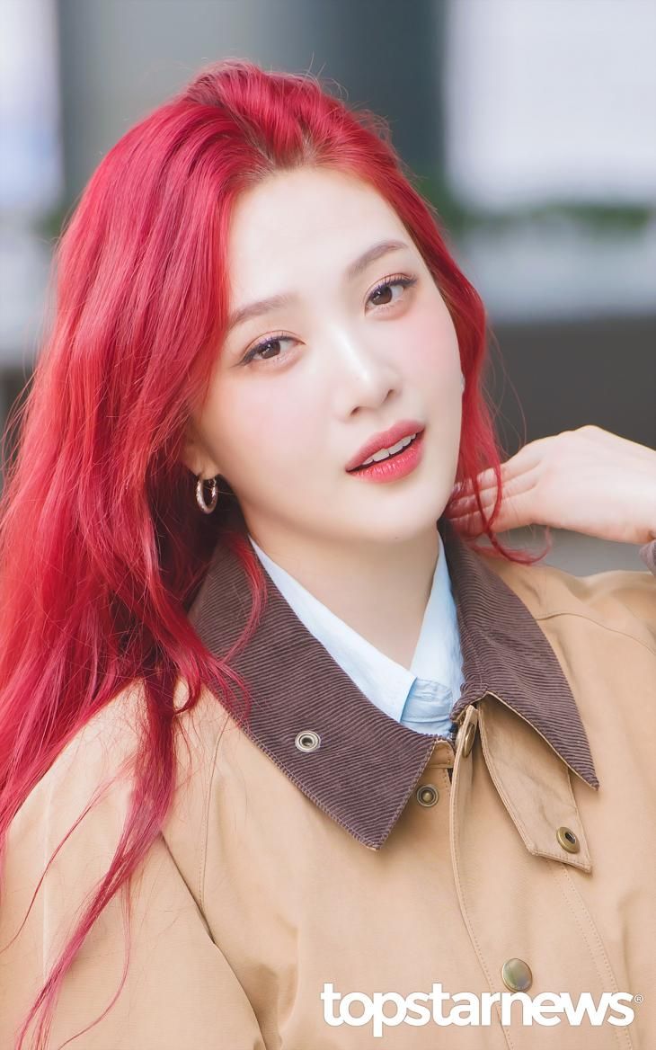 網評6位換髮色就上熱搜的KPOP女偶像！IU藍髮太仙、Karina、舒華金髮太像洋娃娃！-13