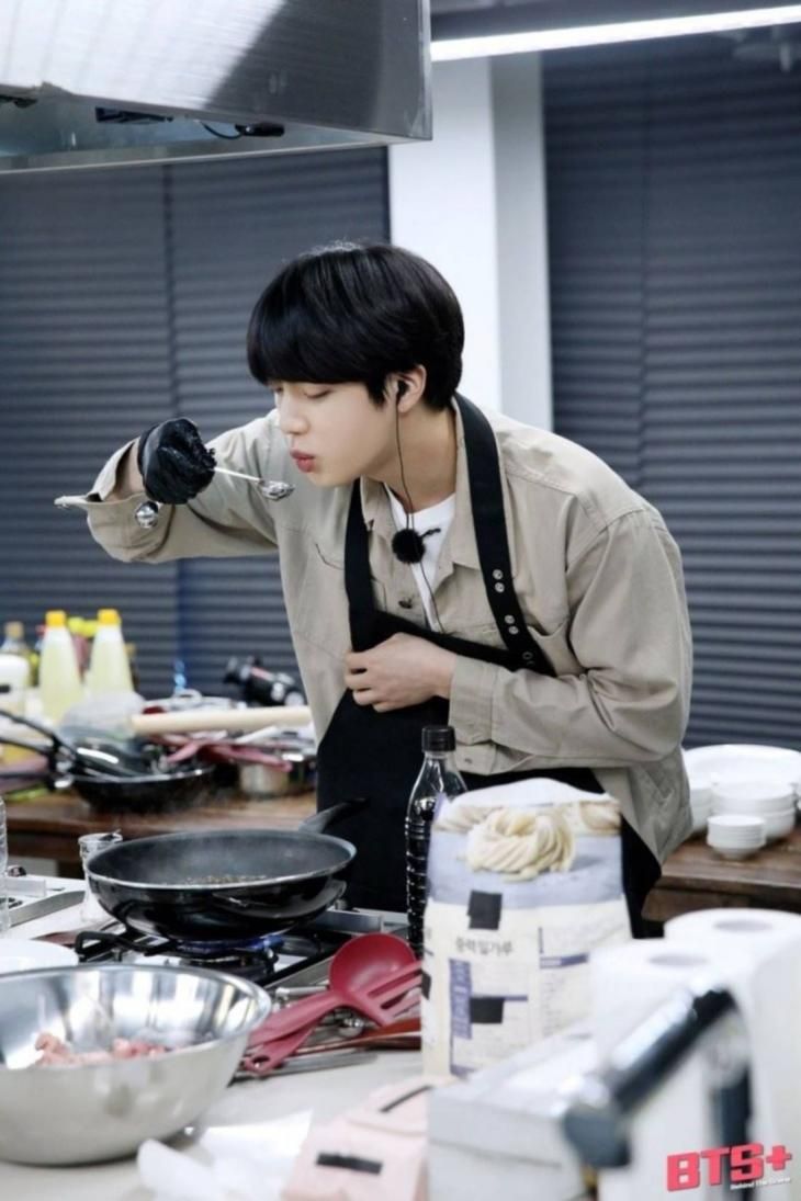 可以嫁了！盤點6位最會煮飯的KPOP男偶像！SVT玟奎一人養全團，Jin、在玹廚藝超強！-3