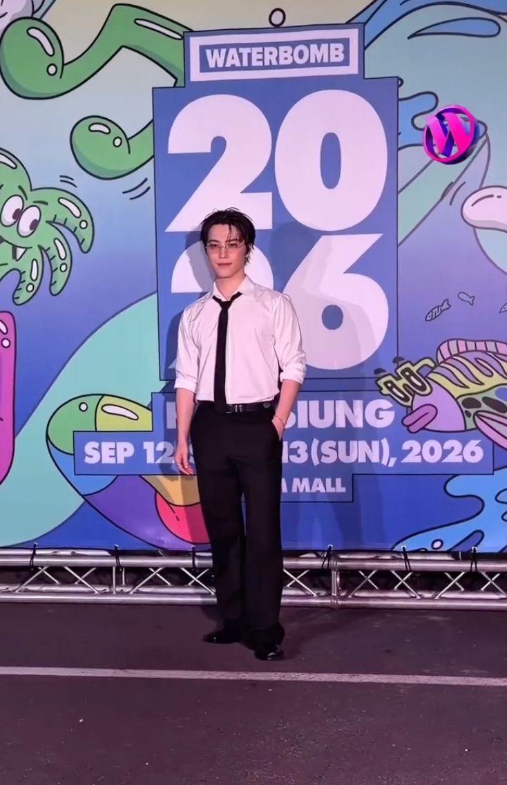 2026高雄WATERBOMB男神女神回顧！TWICE志效串燒全餐嗨翻，SVT DINO半透白襯衫「扯領帶」現場暈一片！-3