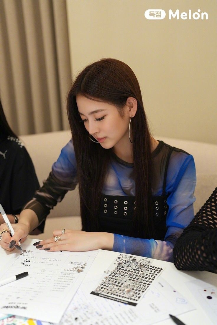 未出道即爆紅！貓系完顏團「MEOVV」妝容分析，高級釣系小貓顏、全員都是顏值擔當！-12