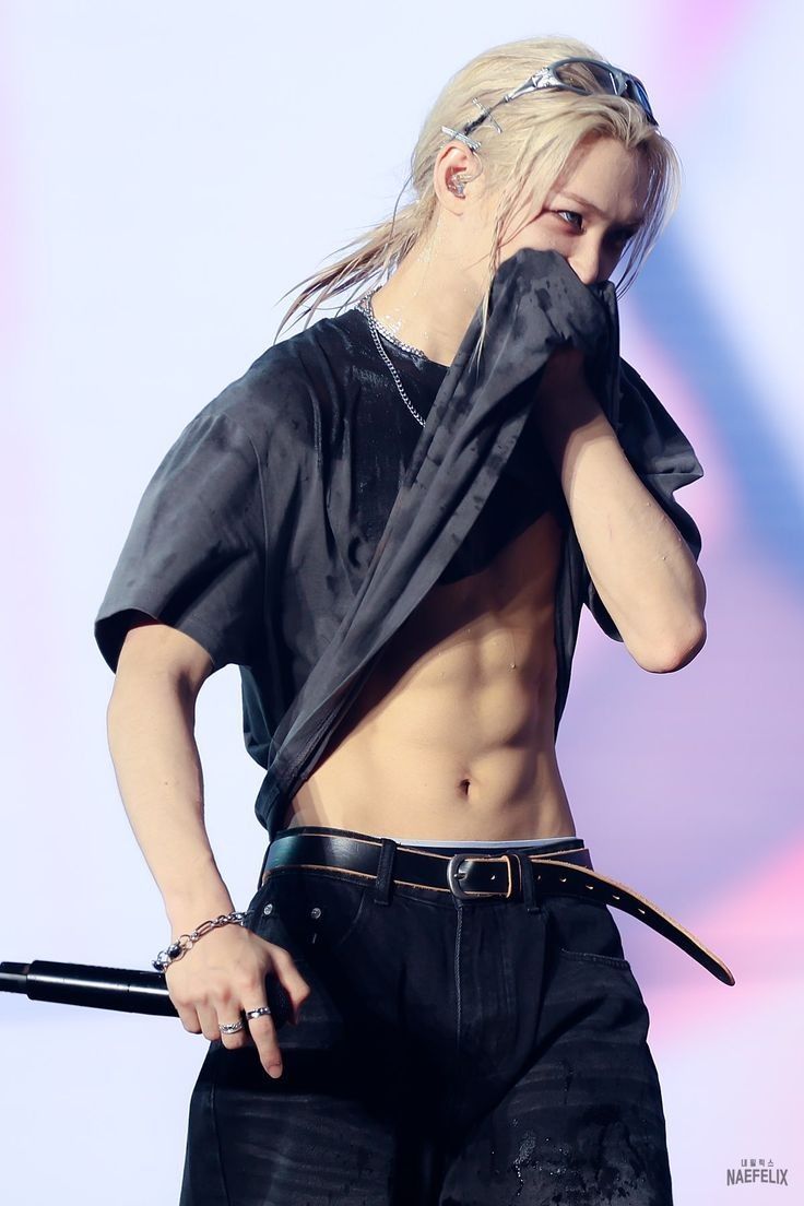 網友公認7位擁有「神級腰線」KPOP男偶像！KAI、泰民超性感，Felix「腰精級」殺傷力太強！-10