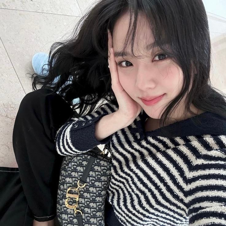 韓網票選6位最會自拍的KPOP女偶像！張員瑛、宮脇咲良全上榜，Jisoo隨手一拍都像畫報！-6