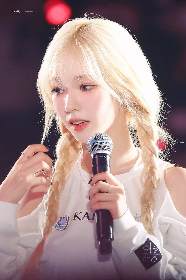 網評6位換髮色就上熱搜的KPOP女偶像！IU藍髮太仙、Karina、舒華金髮太像洋娃娃！-4