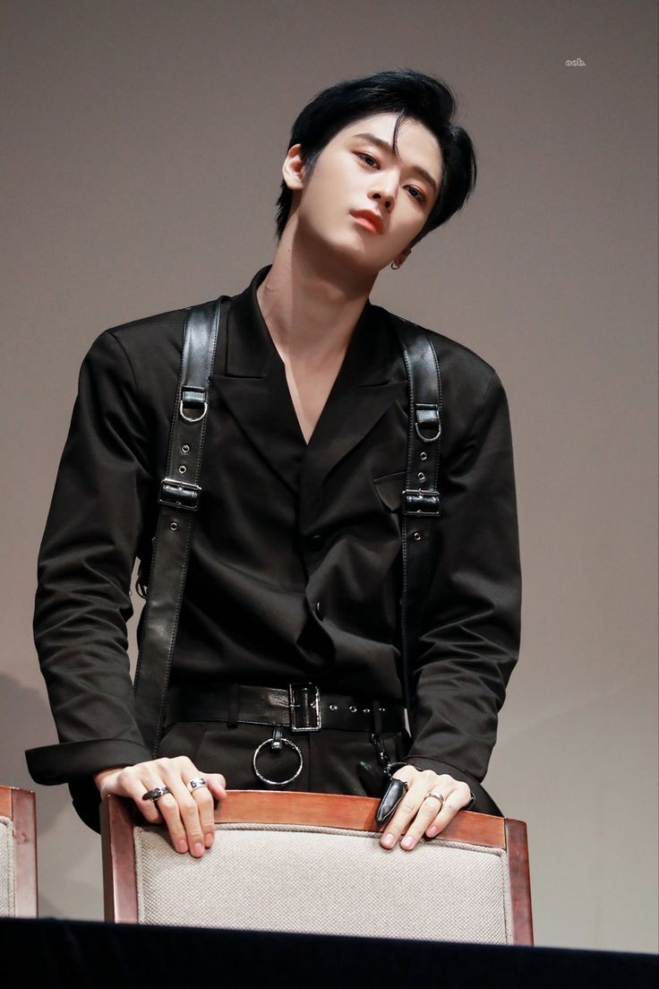 韓網熱議6位肩膀最性感的男偶像！珉奎「男友力」爆棚，元彬、Jin「肩膀流氓」全上榜！-5