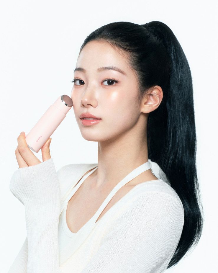 韓女醫美後、日常保養都必用！THOME官宣Kazuha新代言，專為20世代設計「好膚質」美容儀，痘痘肌、妝前都能用！-3