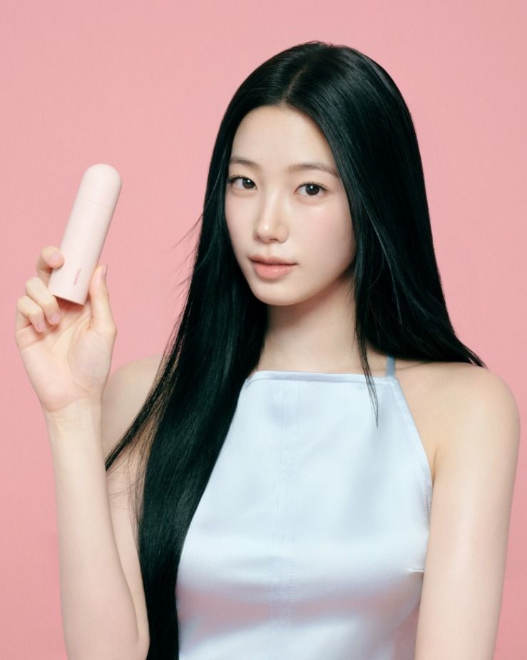 韓女醫美後、日常保養都必用！THOME官宣Kazuha新代言，專為20世代設計「好膚質」美容儀，痘痘肌、妝前都能用！-2