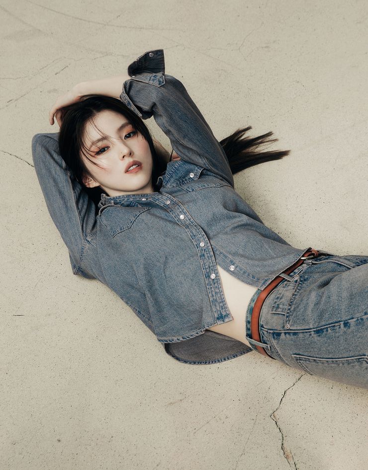 分手後獨自美麗！品牌力挺韓韶禧「拍佐丹奴形象照」重返美貌巔峰、比例好到不像真人！-4