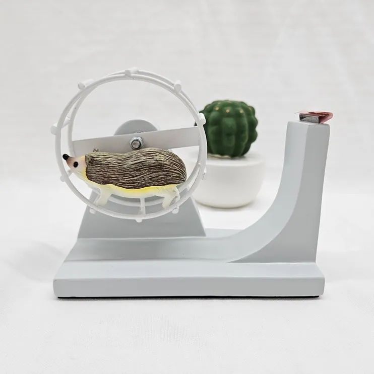 2025聖誕節8款交換禮物推薦！韓妞超愛「尾巴搖擺貓咪掛鐘」、「刺蝟造型收納包」萌到捨不得送！-18