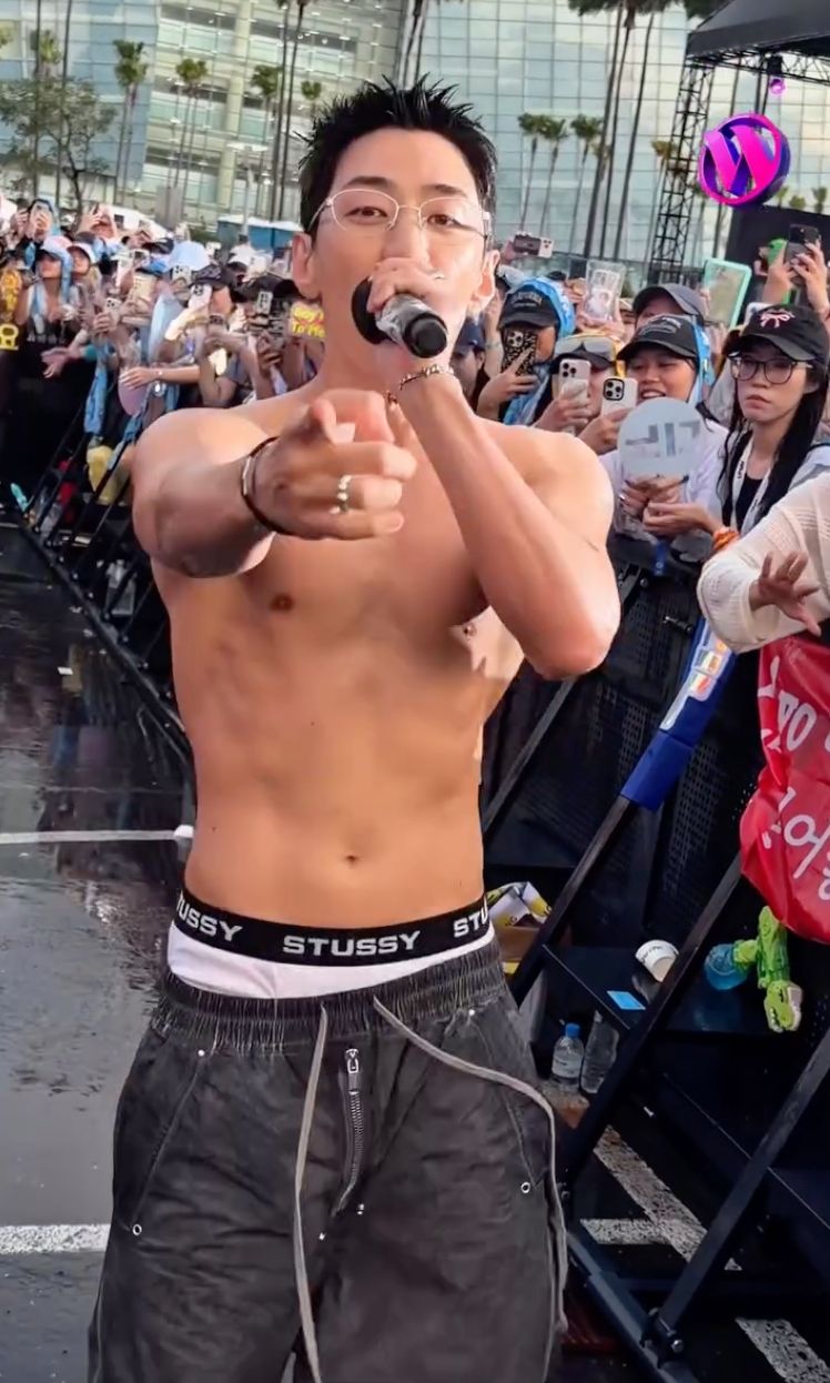 2026高雄WATERBOMB男神女神回顧！TWICE志效串燒全餐嗨翻，SVT DINO半透白襯衫「扯領帶」現場暈一片！-4