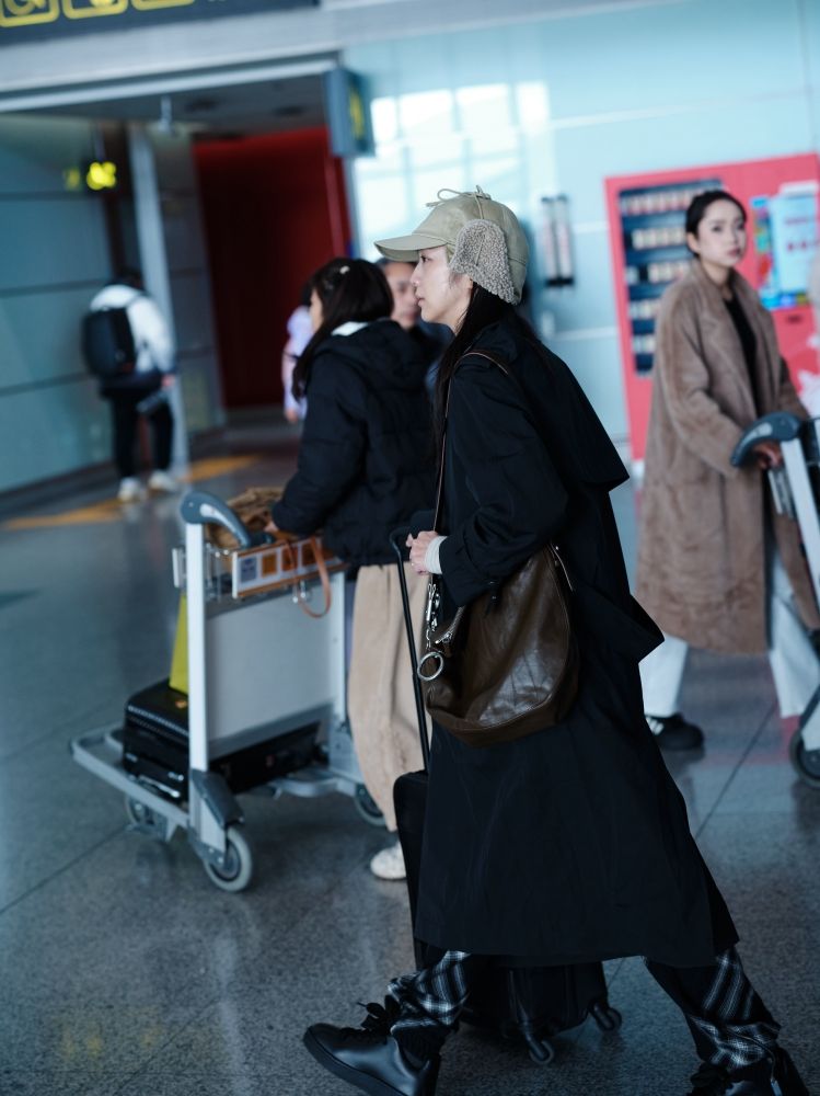 全智賢、湯唯雙女神機場比美！出發倫敦BURBERRY大秀「同款側背包」只要四萬多！-9