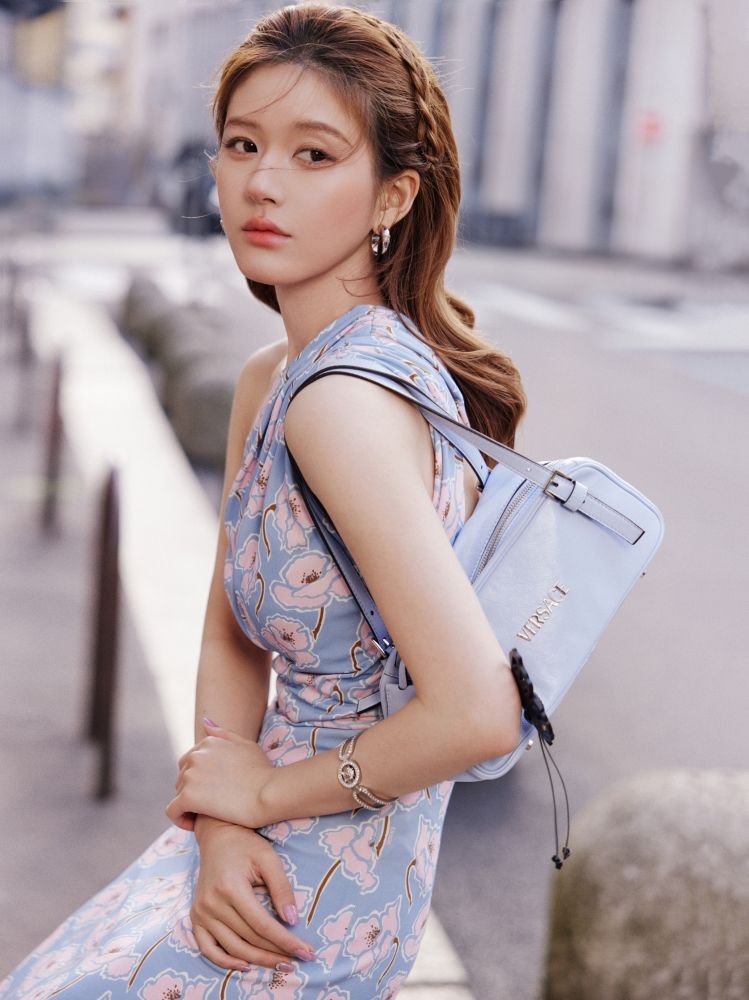 VERSACE長公主趙露思來了！立體神顏「白富美」就是她本人、還愛犬一起看秀？！-4