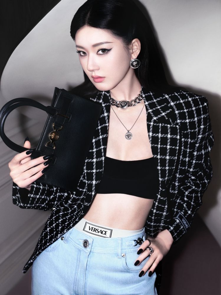 aespa寧寧、趙露思非它不可！Versace爆紅「女神手提包」成熱銷大黑馬！-9