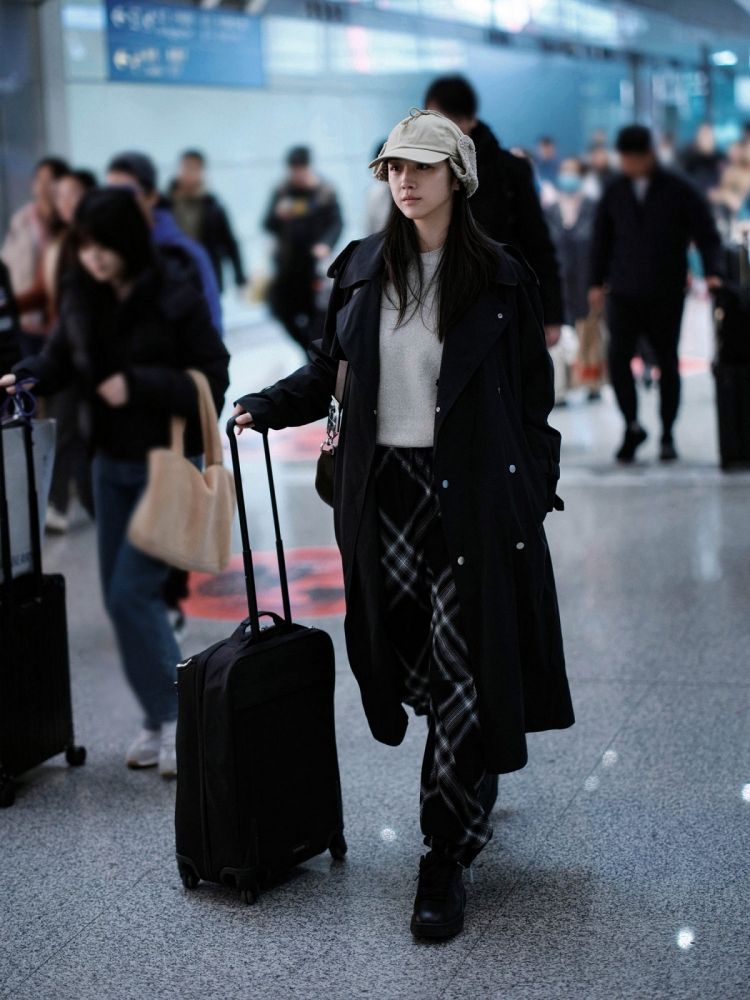 全智賢、湯唯雙女神機場比美！出發倫敦BURBERRY大秀「同款側背包」只要四萬多！-10