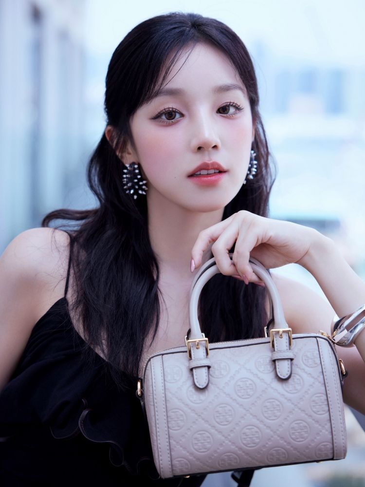 這是(G)I-DLE雨琦嗎？！AI美顏臉揹Tory Burch包、鉛筆腿細到看不見！-2