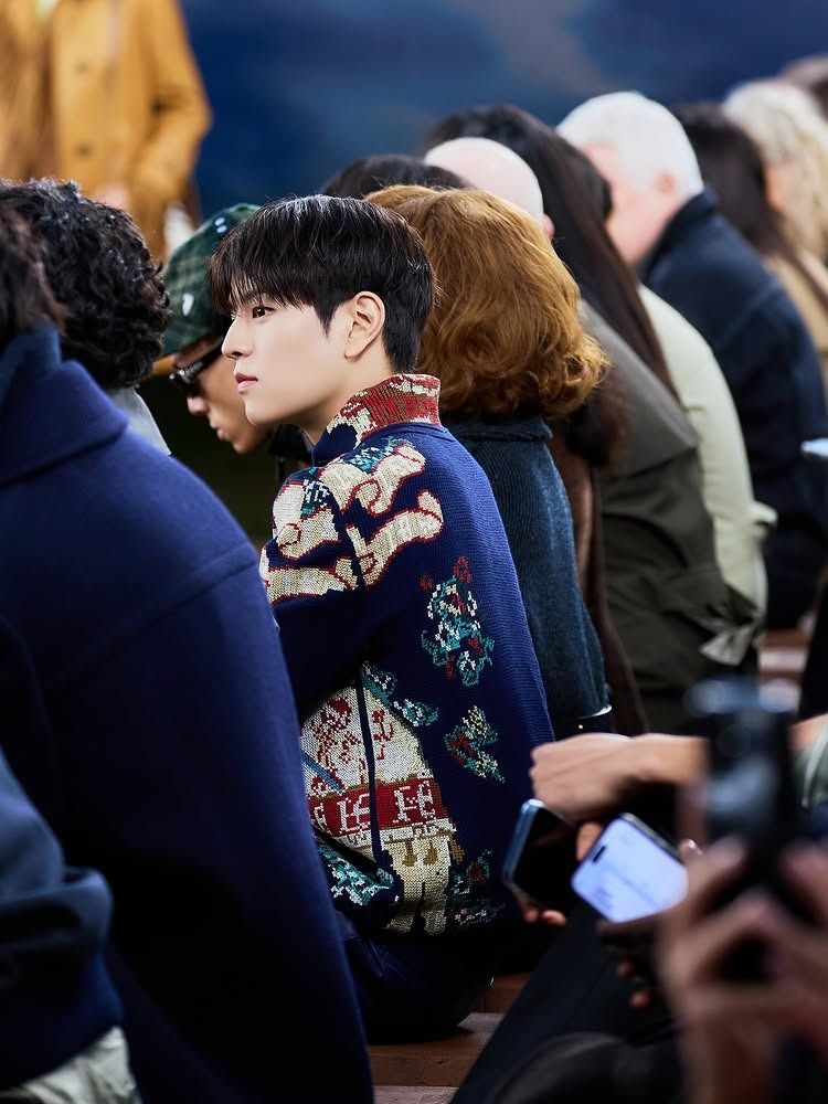 Burberry倫敦大秀前排超耀眼！舒華、SKZ昇玟、Bright都來了，根本豪門世家即視感！-14