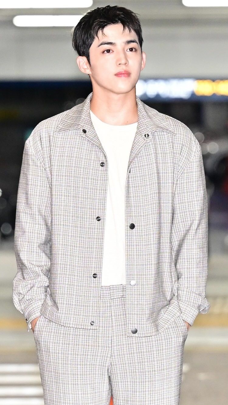 大哥也出發啦！SVT隊長S.COUPS出差米蘭！BOSS黑髮霸總再現、帥到以為在拍韓劇！-7