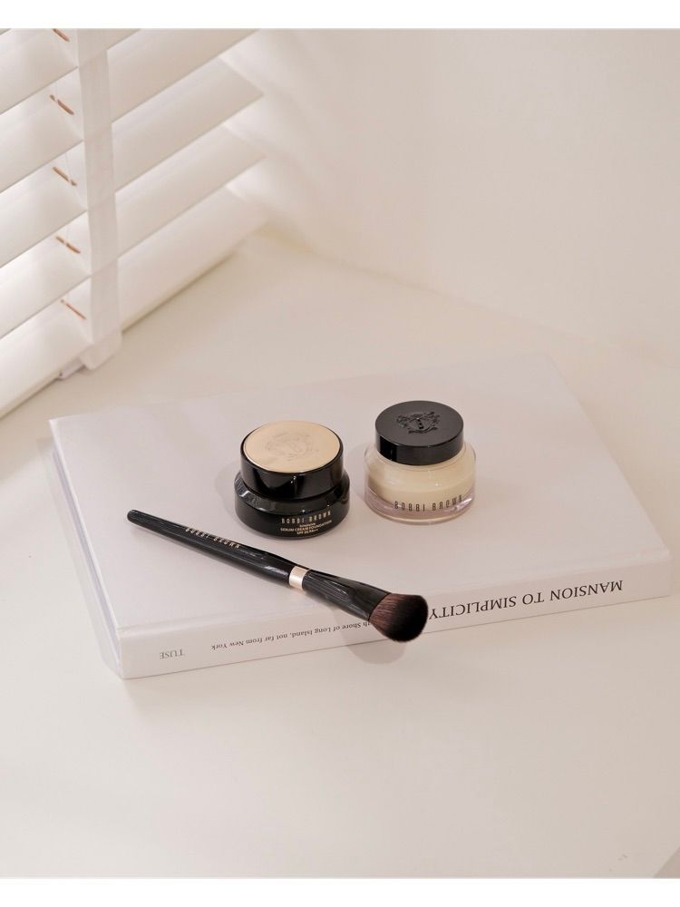 人氣專櫃秋冬底妝六選！YSL粉皮革氣墊、芭比波朗女王粉霜、蘭蔻小白蓋零粉感...，換季必備不暗沉水光粉底！-6