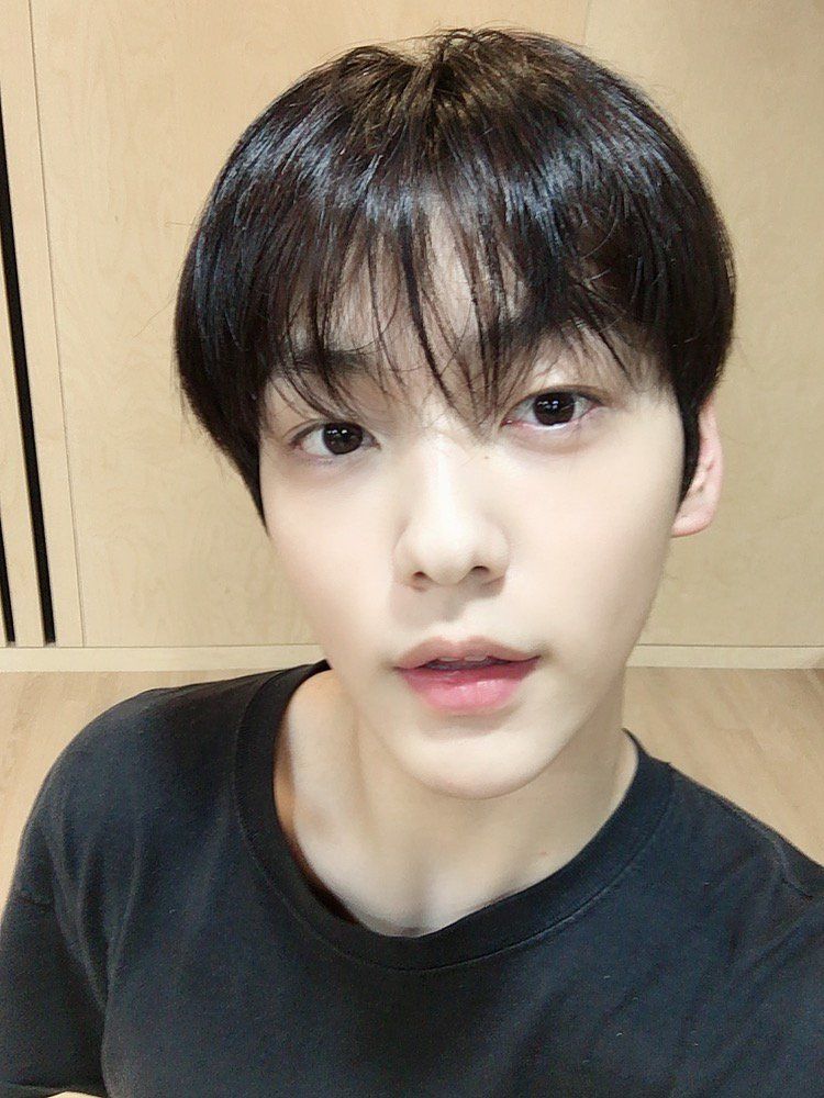 網評7位素顏也好看的KPOP男偶像！元彬帥氣顏值零死角，Felix、秀彬臉蛋亮到發光！-14