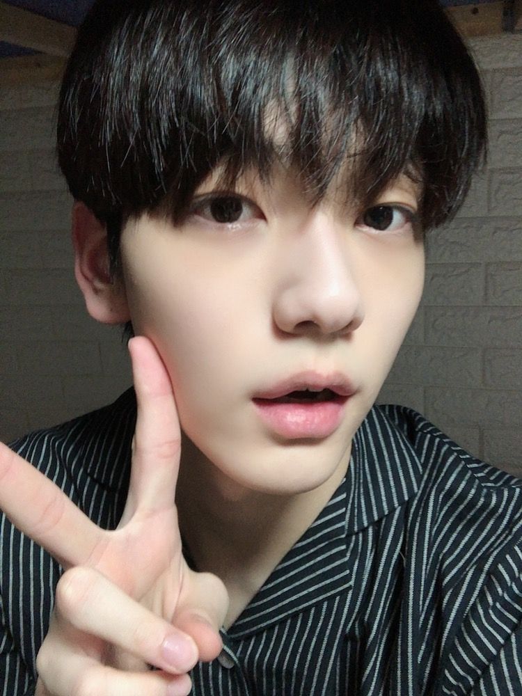 網評7位素顏也好看的KPOP男偶像！元彬帥氣顏值零死角，Felix、秀彬臉蛋亮到發光！-15