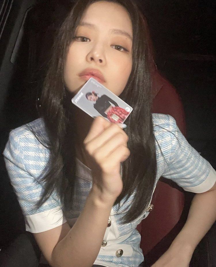 BLACKPINK四仙女都開什麼車？Jisoo最愛賓士GLC休旅車、Lisa根本法拉利收藏家！-5