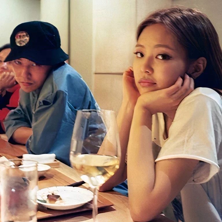 這7對「D社情侶」太震驚！JENNIE戀情轟動全網，IU李鍾碩跨年官宣、李到晛林智妍愚人節認愛，最後一組被爆粉絲崩潰！-5