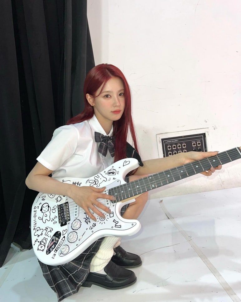 韓網公認6位樂器演奏超強的KPOP女偶像！Rosé、薇娟展現音樂天賦，IU獲封超全能音源女王！-13