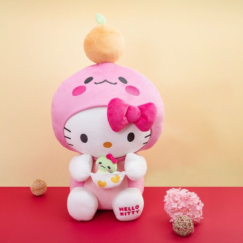 2025蛇年開運小物推薦！三麗鷗「蛇年變裝Hello Kitty玩偶、招福達摩酷洛米」可愛炸、7-11就買得到！-3