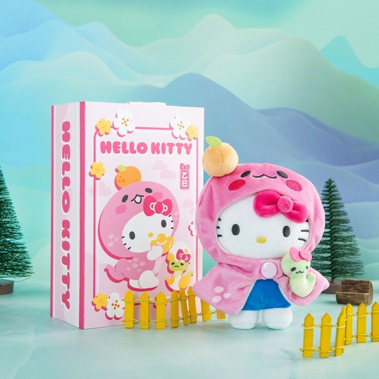 2025蛇年開運小物推薦！三麗鷗「蛇年變裝Hello Kitty玩偶、招福達摩酷洛米」可愛炸、7-11就買得到！-1