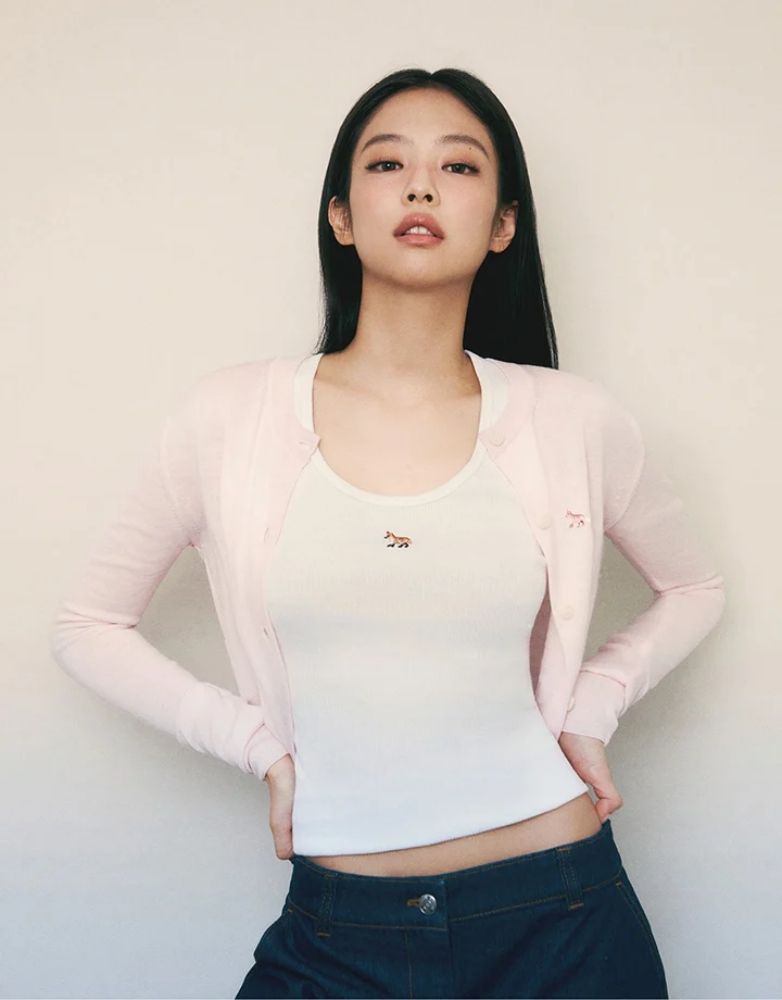 金社長太美！Jennie驚喜出鏡「小狐狸」Maison Kitsuné最新廣告，同款Baby Fox系列預計被搶翻！-2