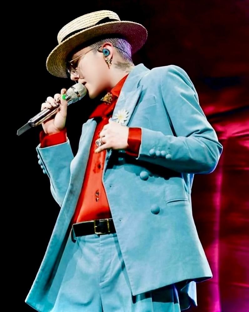 還沉浸在龍哥的魅力裡？GD台灣演唱會7套造型回顧！彩虹玫瑰是首次登場、神曲〈無題〉那套帥爆！-13